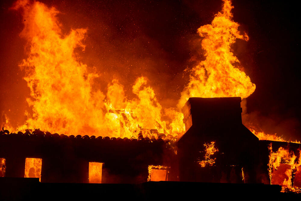 <p>Vatrogasci se bore sa najmanje tri odvojena velika požara - od naselja Santa Monika na pacifičkoj obali, do naselja Pasadena, koja je u višim delovima Los Anđelesa, i u dolini San Fernando.<br /> </p>