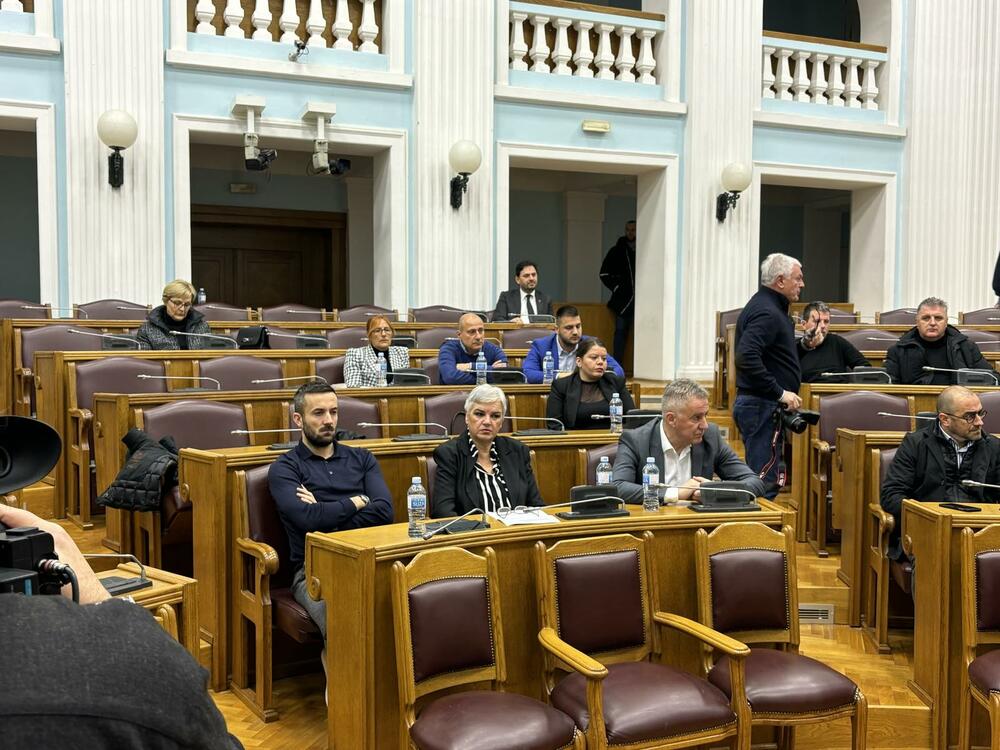 <p>Na drugom kolegijumu koji je održan neposredno prije sjednice Skupštine dogovoreno da na sjednici ne bude proceduralnih pitanja, niti diskusija od strane odbornika i predstavnika lokalne uprave.</p>