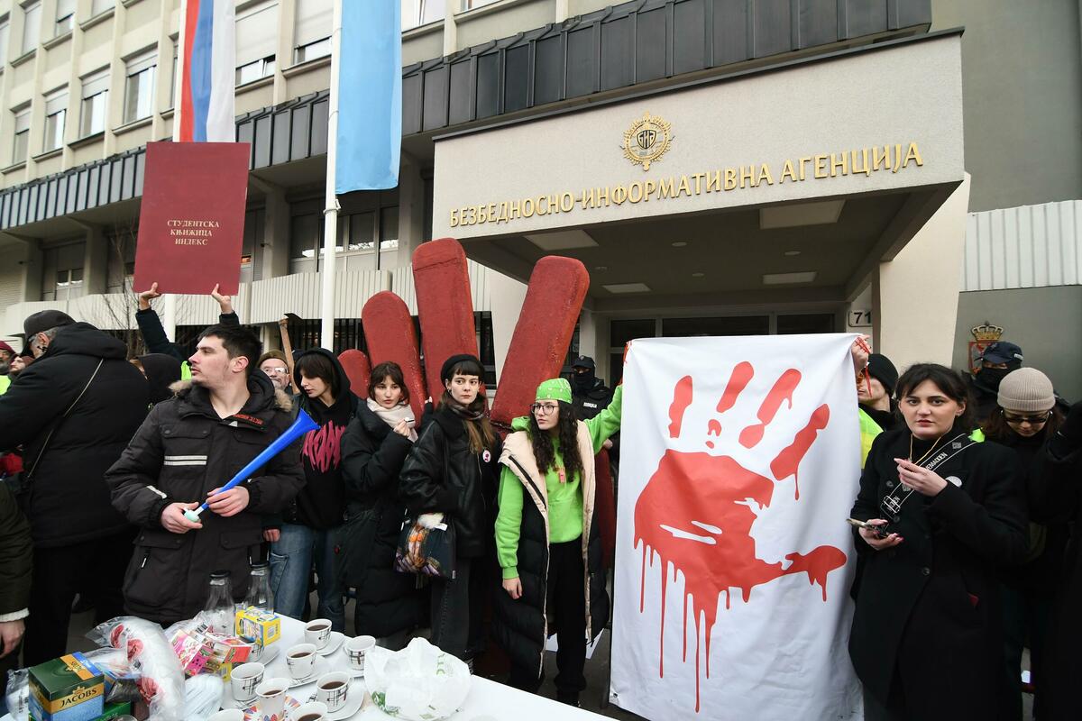 Protest studenata u Novom Sadu ispred zgrade BIA: Šaka obojena u crveno, kuvali kafu i čaj