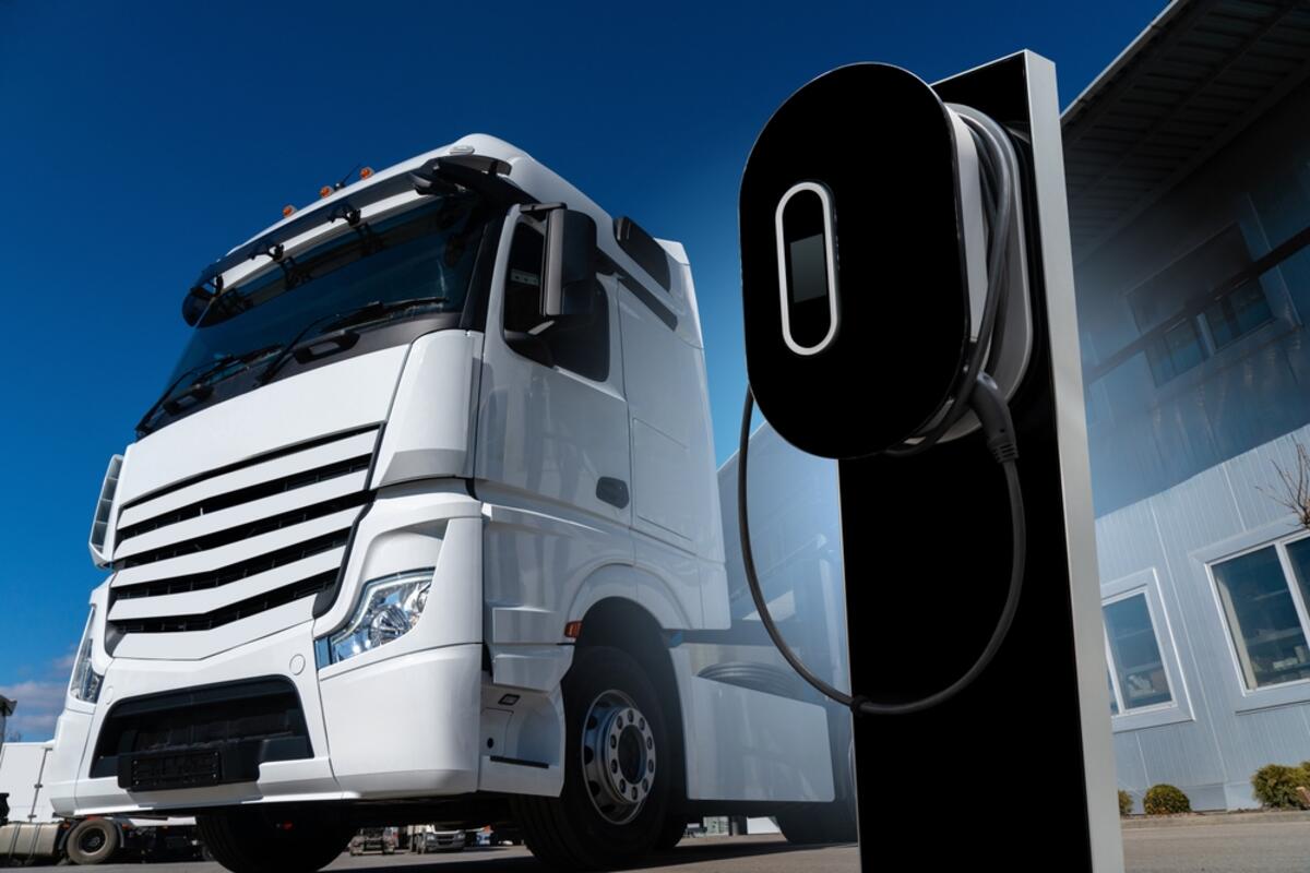 Revolutionizing Trucking Industry: Electric vs Hydrogen-Powered Trucks