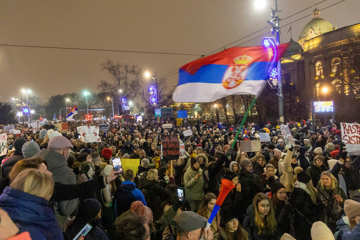 Šta se dešava na protestima u Srbiji: Hiljade na ulicama, napadi na studente, buka pištaljki, vuvuzela...