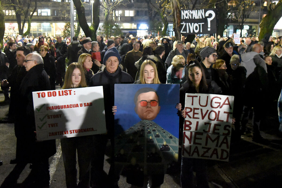 "Kamo Śutra?": Jadno što političari pokušavaju da nađu pojedince u moru građana sa protesta kako bi skrenuli pažnju