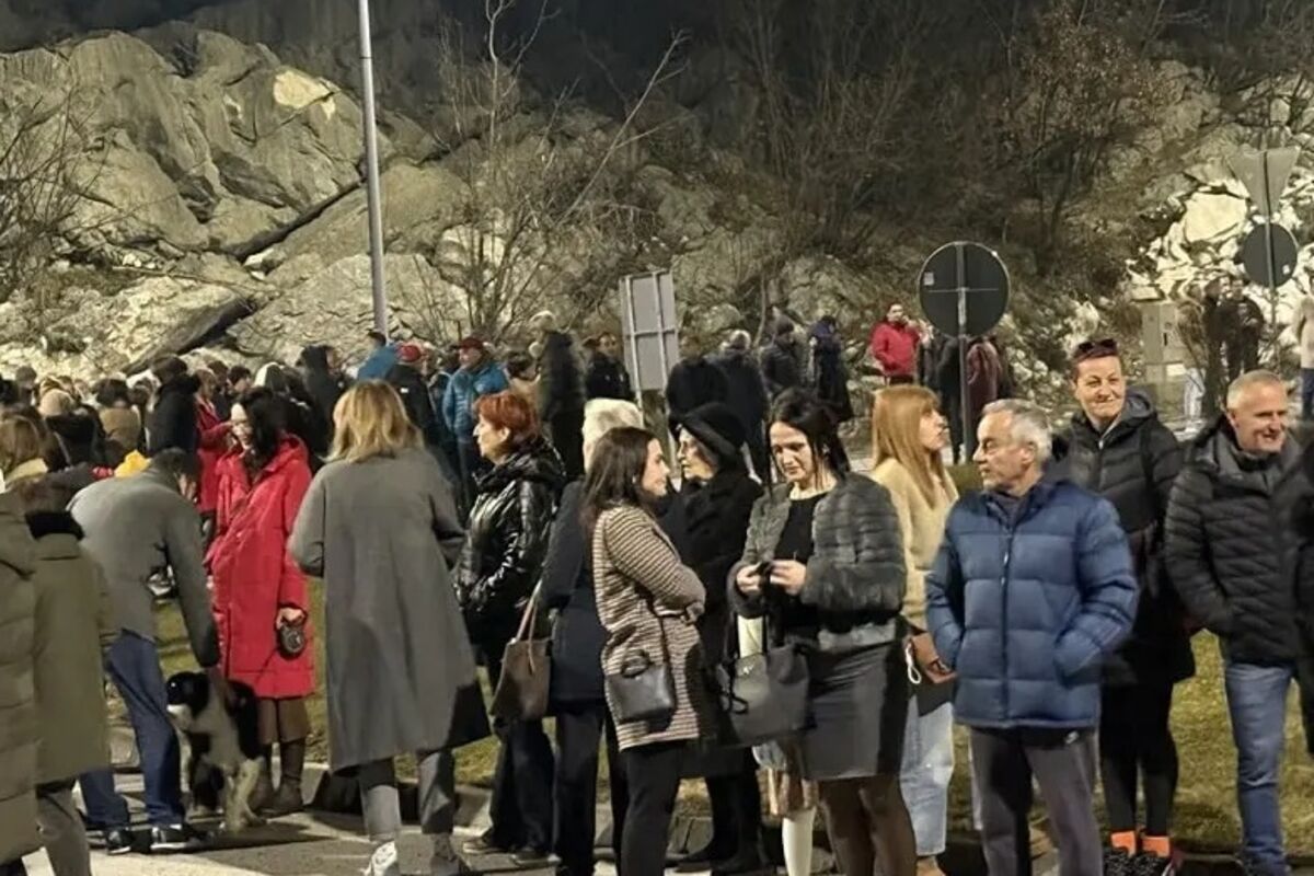 Građani blokirali i kružni tok na Cetinju