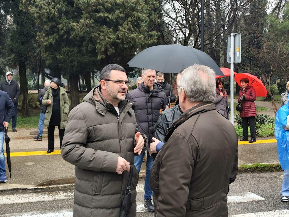 <p>Blokiran Bulevar Stanka Dragojevića, studenti pozvali građane iz svih gradova na zajedničku blokadu od 11 do 17.26 časova</p>