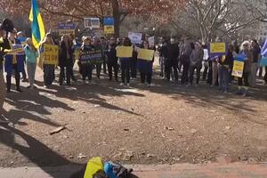 Pro-ukrajinski protesti širom SAD-a: Okupljanja u Njujorku, Los...