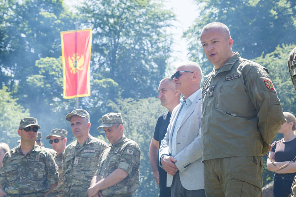 Filipović (krajnje desno) u uniformi sa oznakom VCG